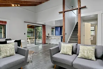 Image de Central and Cozy - popular, peaceful retreat. Two storey, open plan, comfortable living.