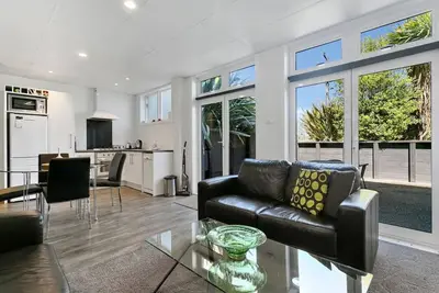 Image de Taupo Getaway - beautiful new apartment with privacy, ambience, courtyard, & offstreet parking