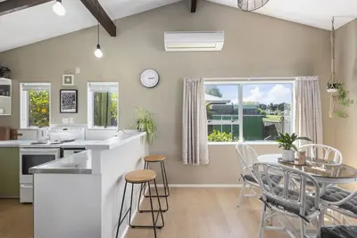 Image de Kaihua Cabin| Stylish Taupō Hideaway w/ Mt Views & Modern Comforts