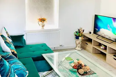 Maison élégante de 3 chambres avec parking gratuit près de Hulme