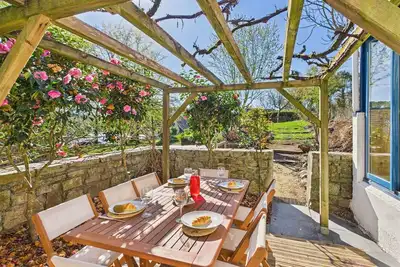 Image de -Fisher- Maison lovée au port de Kerdruc