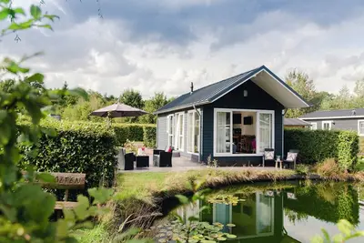Image de Chalet dans un parc de vacances au bord d'un étang