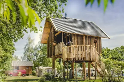 Image de Belle cabane dans les arbres en bois avec terrasse