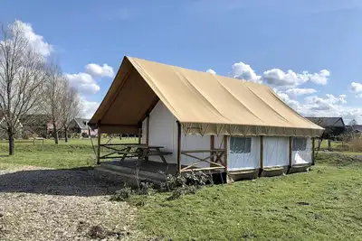 Image de Tente lodge avec véranda près d'Ijhorst