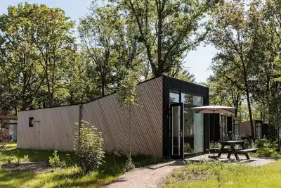 Joli lodge avec WiFi, dans un parc de vacances dans un environnement verdoyant