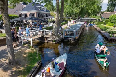 Image de Maison de groupe composite avec ac et sloop dans un parc de vacances Ă Giethoorn