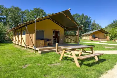 Image de Escapade Glamping Chic avec Piscine