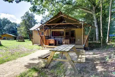 Image de Tente de glamping dans un parc tranquille