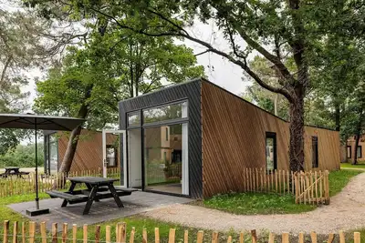 Image de Lodge avec lave vaiselle sur un parc de vacances dans un environnement verdoyant