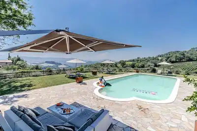 Image de Villa à Montecatini Val Di Cecina avec 5 chambres à coucher, 12 couchages
