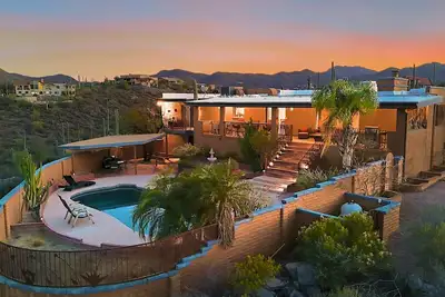 Image de 4 Bedroom Hilltop Retreat with Pool, Spa & City Views – Near Saguaro National Park & Downtown