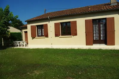 Image de \"Les Roses Trémières\"  Dordogne, proximité baignade, randonnée et commerces