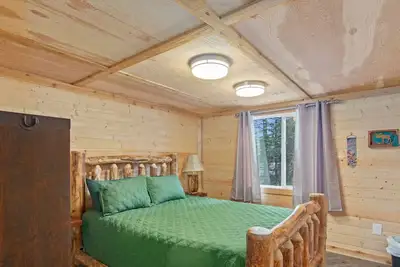 Image de Red Cabin at Fish Camp – Cozy Dry Cabin with Loft | Rustic Escape