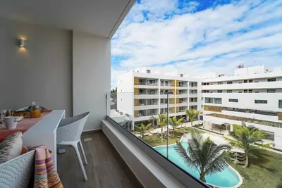 Image de Fantastic new condo steps from the beach