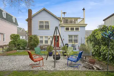 Image de Artist Apartment | Renovated Wachapreague Condo Above Art Gallery w/ Rooftop Deck & Sunset Views