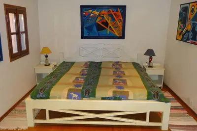 Ruhiges Gästezimmer mit grossem Bad in Amaniou