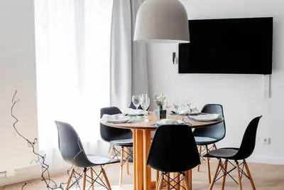 Image de Stylish apartment: top location, quiet, parking- perfect for business & vacation