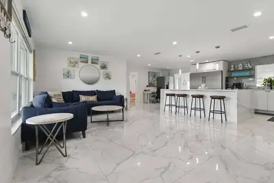 Image de Hot Tub - Pet Friendly - Mins to Beach - Sleeps 11 - Family