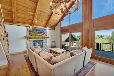 Image de Renovated & Spacious Home, Wood Fireplace, Hot Tub