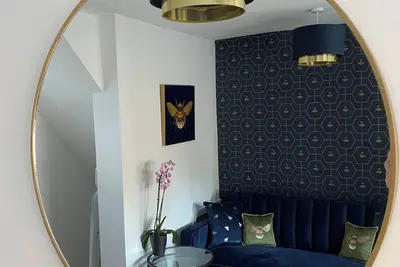 Image de Quiet retreat in centre of Cheltenham - The Mews Flat\nfree parking/outside space