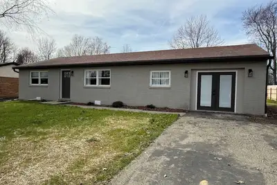 Image de Updated home connected to Veterans Memorial Park