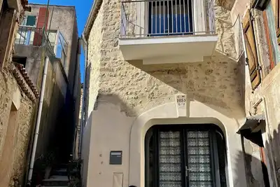 Image de April' House\nMaison de ville a Neffiès, pour 8 personnes. \nAnimaux acceptés.