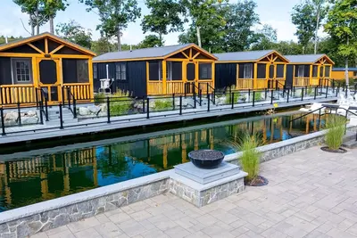 Image de Cardinal - Resort With 12 Properties. Natural Pond For Swimming. Cafe On Site.