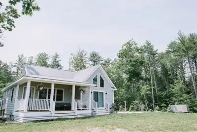 Image de Large Resort With 12 Properties. Natural Pond For Swimming. Cafe On Site.