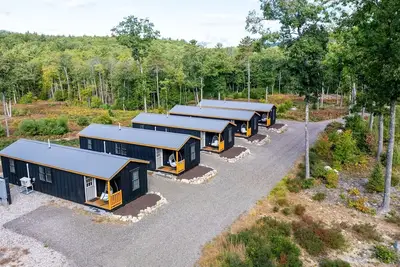 Image de Titmouse - Resort With 12 Properties. Natural Pond For Swimming. Cafe On Site.