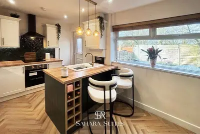 Image de 2 Bed Contractor Stay Hyde - Free Parking