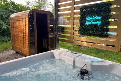Luxury Camp- Glamping with Cedar Sauna & Salt Water Hot Tub Near Lake Sacandaga