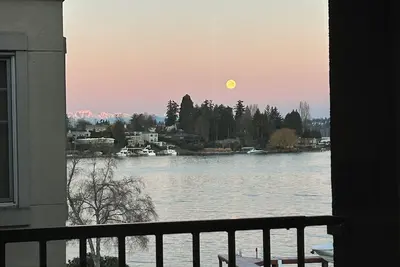 Image de Gorgeous Huge Lakefront 2 bedroom Apartment! ! ! !