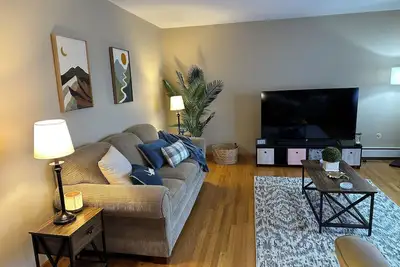 Image de Charming 3-bedroom apartment with WiFi and Ac in serene Albany