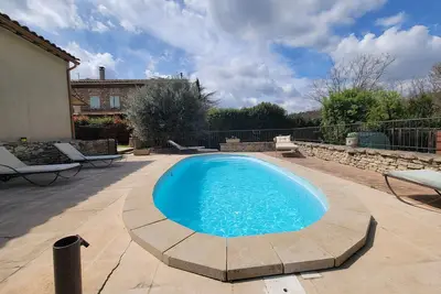 Image de maison 8 personnes avec piscine et jacuzzi, 5 minutes d'apt.
