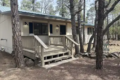 Image de Cozy Cabin with patio & deck - close to trails, lakes, & skiing - dog friendly