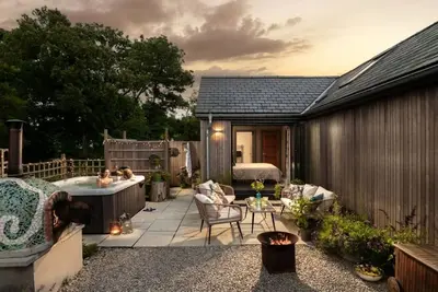 Image de Escape to Poldurra – Luxurious Cornish Retreat with Hot Tub, Pizza Oven & Views