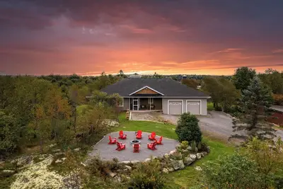 Image de Spacious Bungalow Cottage | Private Hot Tub, Heated Pool, Golf & Downtown Nearby