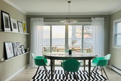 Image de Waterfront designer retreat | Stunning Sunsets! 5 minutes to the beach!