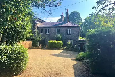 Image de Adjoining dog-friendly stone cottages with gardens and parking