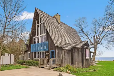 Image de On The Rocks. Lake Michigan Beachfront Home.
