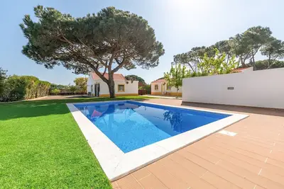 Image de GuestReady - Vacances paisibles avec piscine