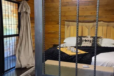 Image de Hidden in East Texas Piney Woods - Rustic Western Jail Cabin - Canton 1st Monday