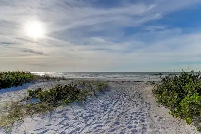 Image de Beachfront Condo - Beautiful, Spacious, Updated - 2 Bedroom/2 Full Bath Condo