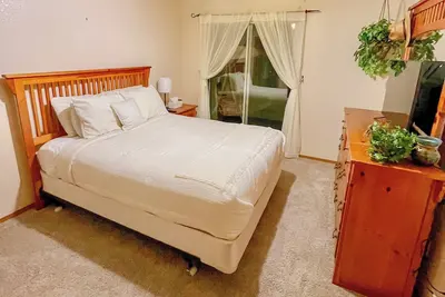 Image de Cozy 2-bedroom condo- right beside Scd