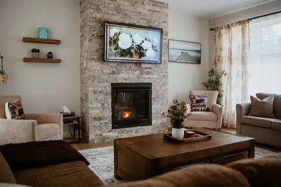 Image de Modern Muskoka Retreat w/King Bed & Hot Tub