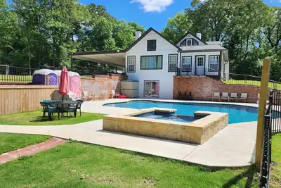 Image de Exclusive & Privacy  10-Bedroom Estate Compound with Pool and Hot Tub