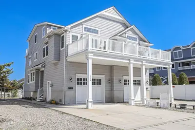 Image de Luxury 5-bdrm Av house With New Pool - in center of town/5 min walk to beach!