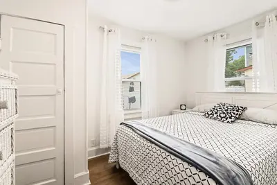 Image de Fabulous house with Master Bedroom Suite on second floor-2 Blocks to the beach!