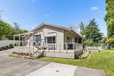 Image de 3 bedroom bungalow next to awesome swimming hole!