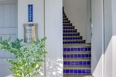 Image de Monthly Santorini-inspired Walk-out Cottage w\/Private Patio, Fireplace + Jacuzzi